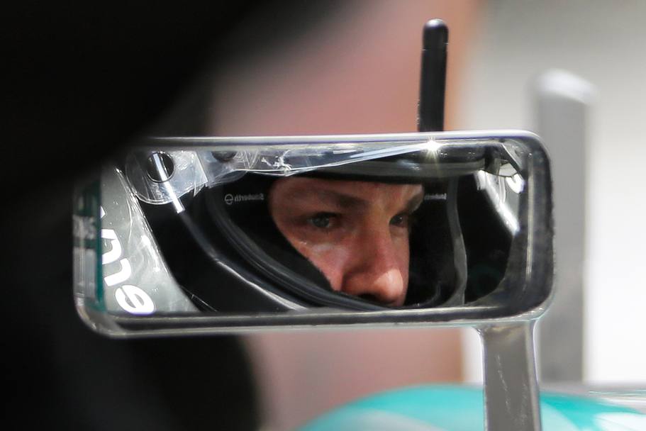 L&#39;espressione concentrata di Nico Rosberg durante le qualifiche del GP di F1 di Shanghai (Ap)